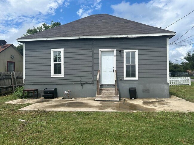 Building Photo - 400 Symes St