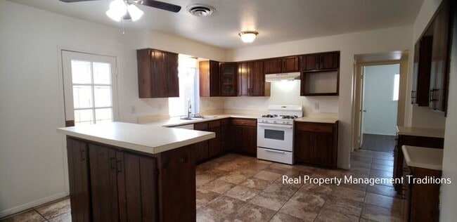 Building Photo - Cute 3 + 2 in Palmdale