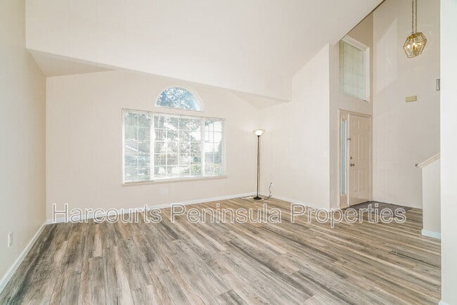 Building Photo - 1119 NW Poppy Ct