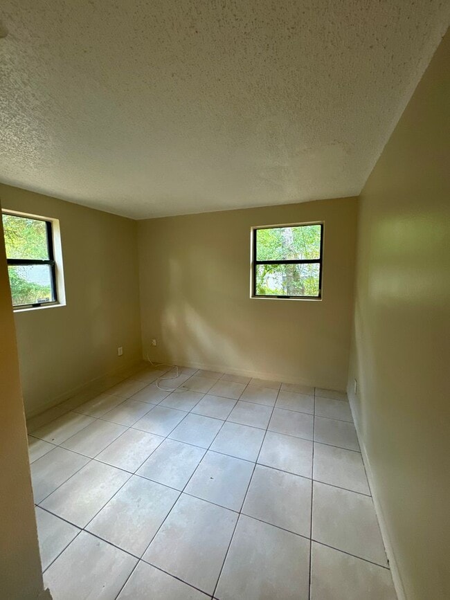 Building Photo - Great 3 Bedroom Available