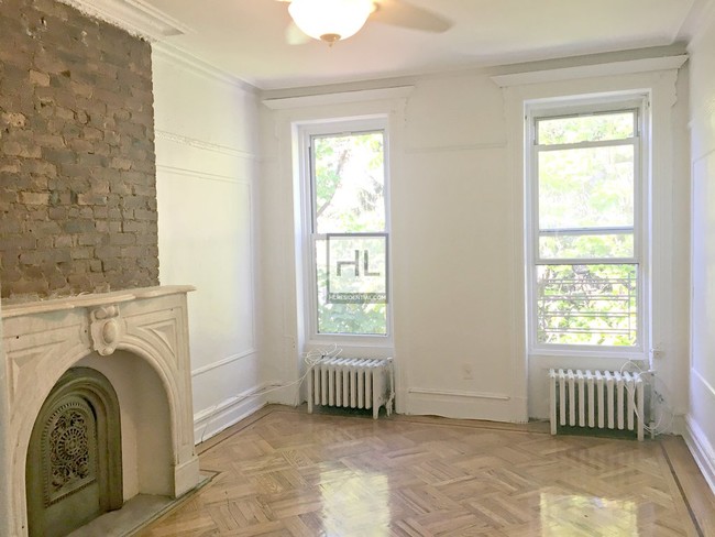 Foto del edificio - 327 Halsey St