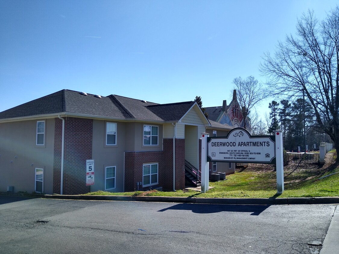 Foto principal - Deerwood Apartments