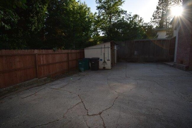 Building Photo - Charming 2/1 Grass Valley Home