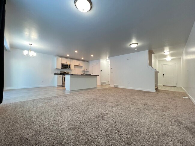 Building Photo - 3 Bd/2 Ba Townhouse in Herriman