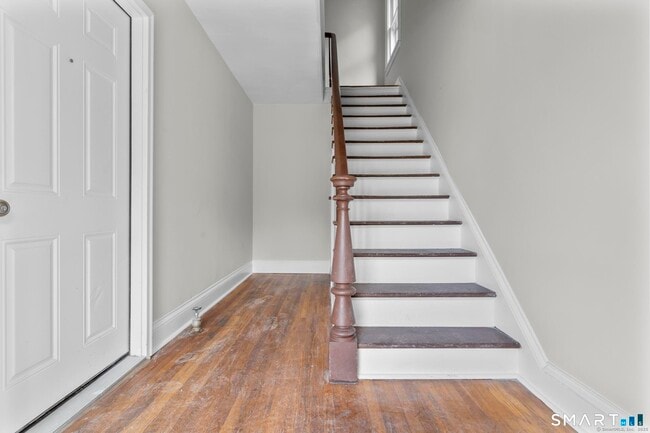 Building Photo - 16 Oak St