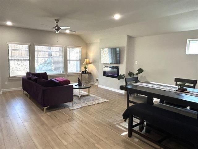 Foto del edificio - 4913 Pebblewood Dr