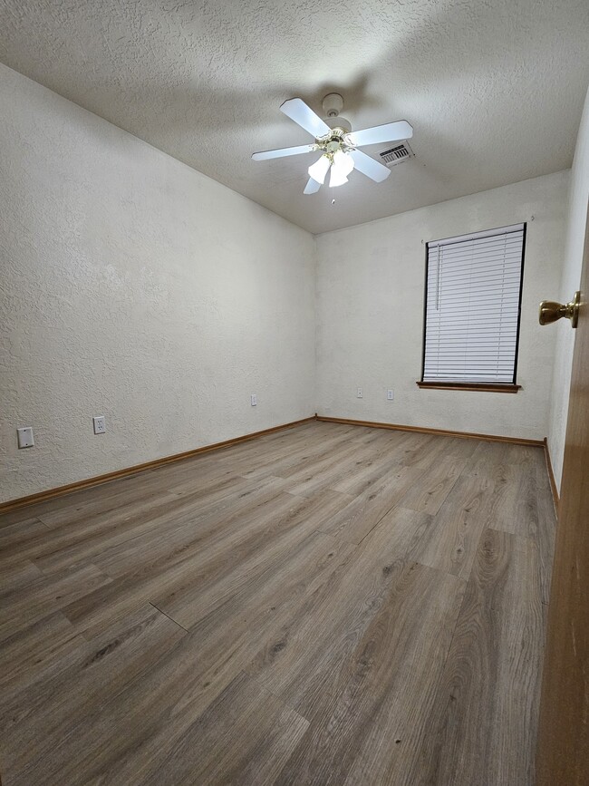 Building Photo - 1905 SW E Ave