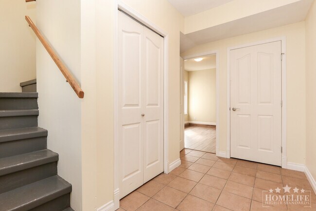 Photo du bâtiment - Charming 3-Bedroom Coach Home in Peaceful Fairfield Island