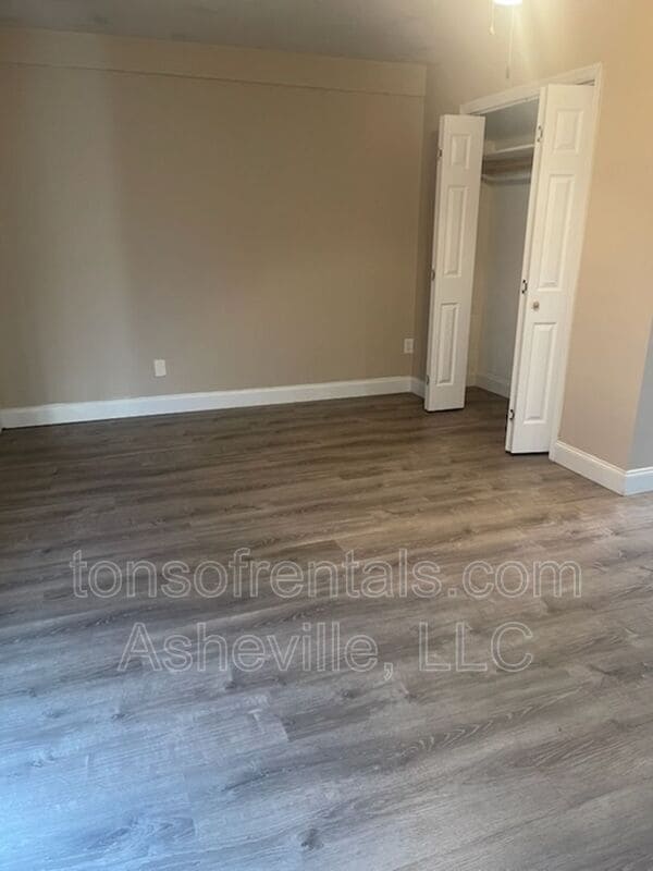 Building Photo - 321 Lake Cir Dr