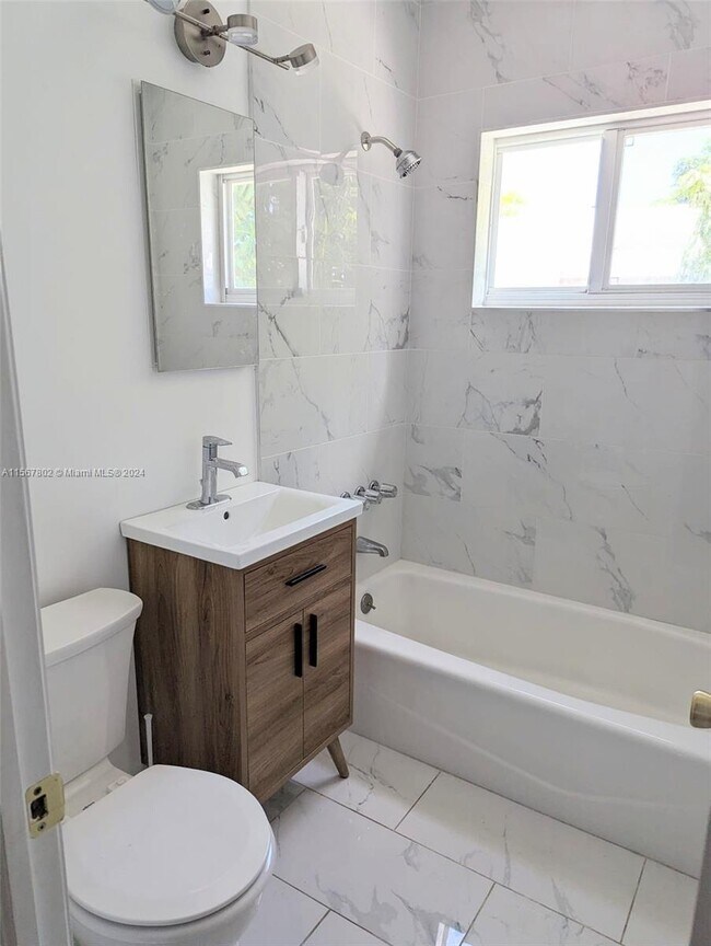 Foto del edificio - 1300 NE 180th St