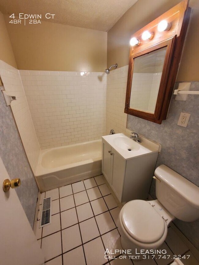Building Photo - Eagledale/Westside 4BR/1.5BA House!