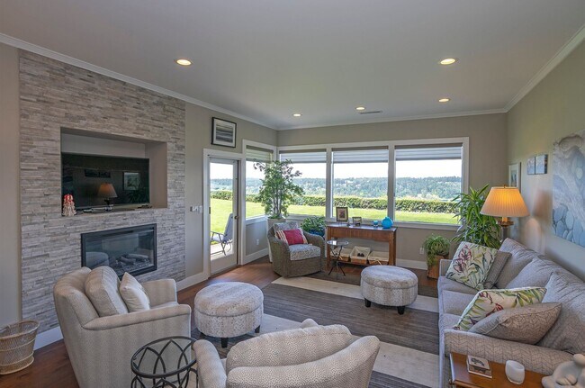 Foto del edificio - Sweeping waterfront views in this 2-Bedroo...
