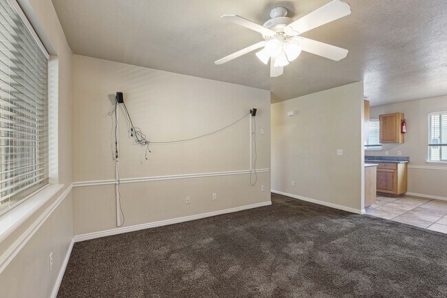 Foto del edificio - 2 Bed 1 Bath Upper Condo in Rexburg - with Optix internet and washer and dryer included!