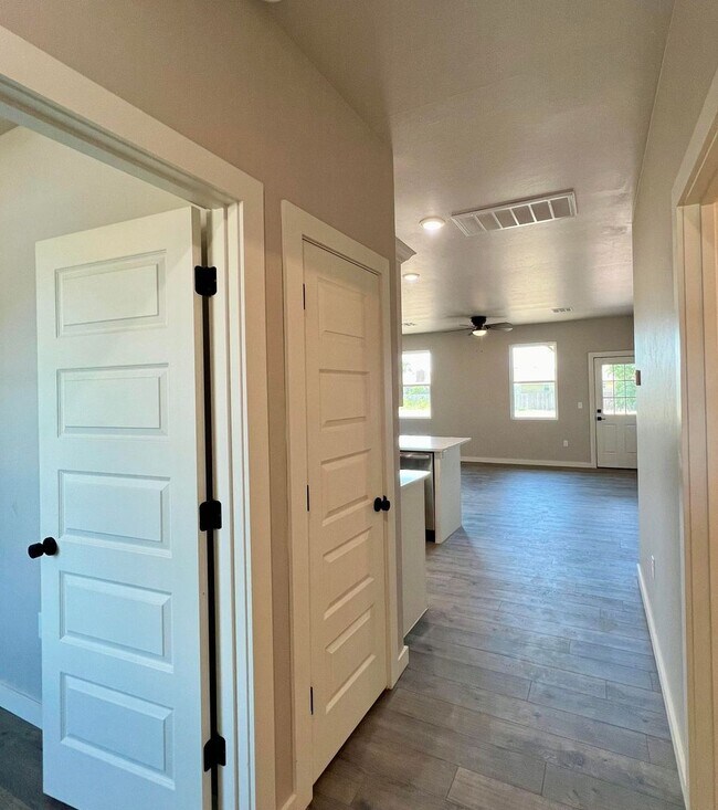 Building Photo - Spring Ridge Duplex 1