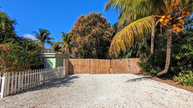 Building Photo - 3809 Periwinkle Ln