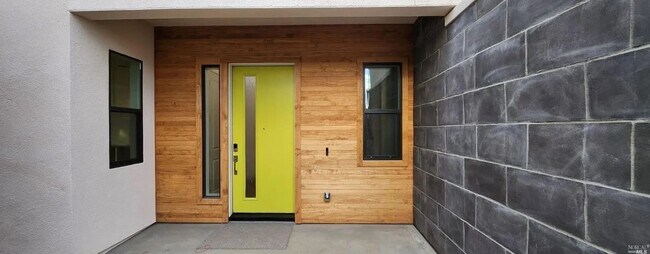 Building Photo - One Lake Lakeview Home with Resort Style A...