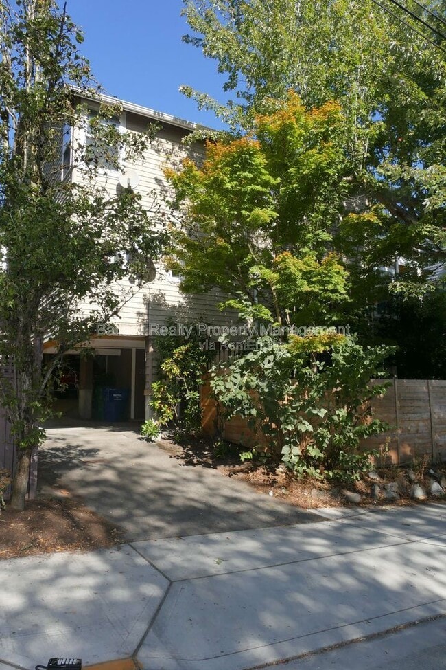 Building Photo - 2614 E Madison St
