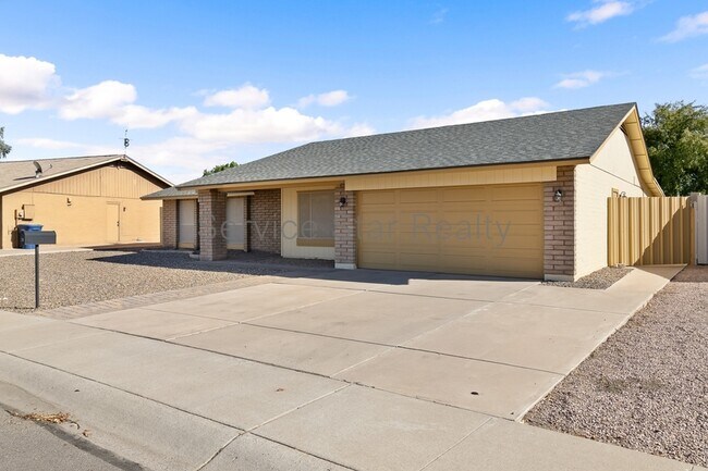 Building Photo - 713 W Alamo Dr