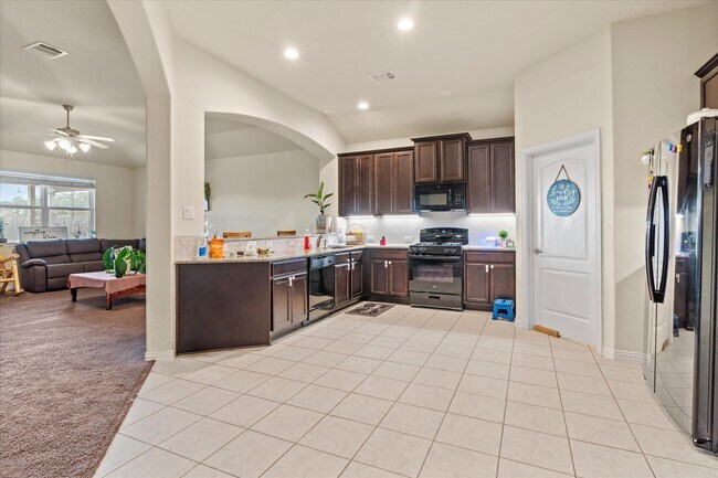 Foto del edificio - 7911 Wood Hollow Dr
