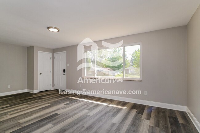 Foto del edificio - 6811 Chamberlain Ct