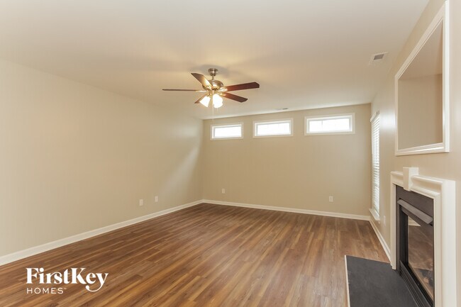 Foto del edificio - 6111 Forest Pond Dr