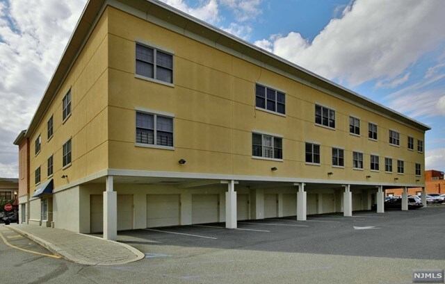 Building Photo - 1323-23 River Rd