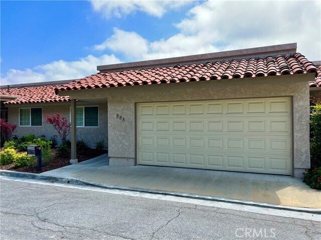 Primary Photo - 888 Highpoint Dr