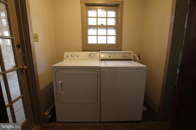 Building Photo - 4573 Curly Hill Rd