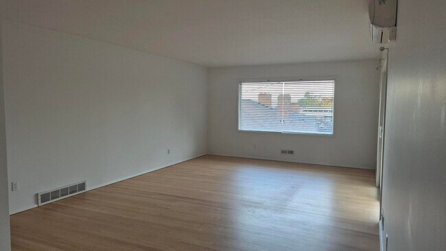 Foto del edificio - Amazing 2 Bedroom 1 Bath with View in NW P...