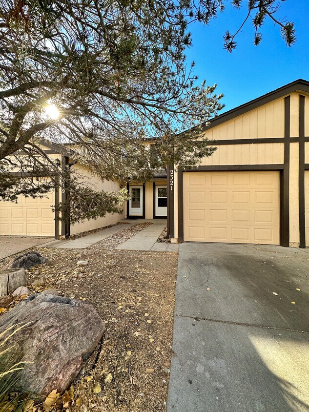 Foto principal - 2321 Lexington Village Ln