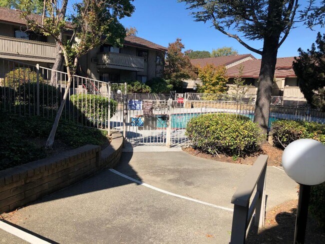 Building Photo - 100 Kinross Dr