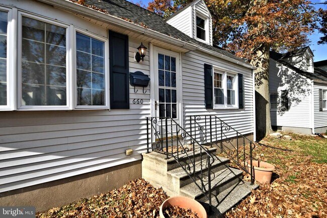 Building Photo - 660 Osborne Ave