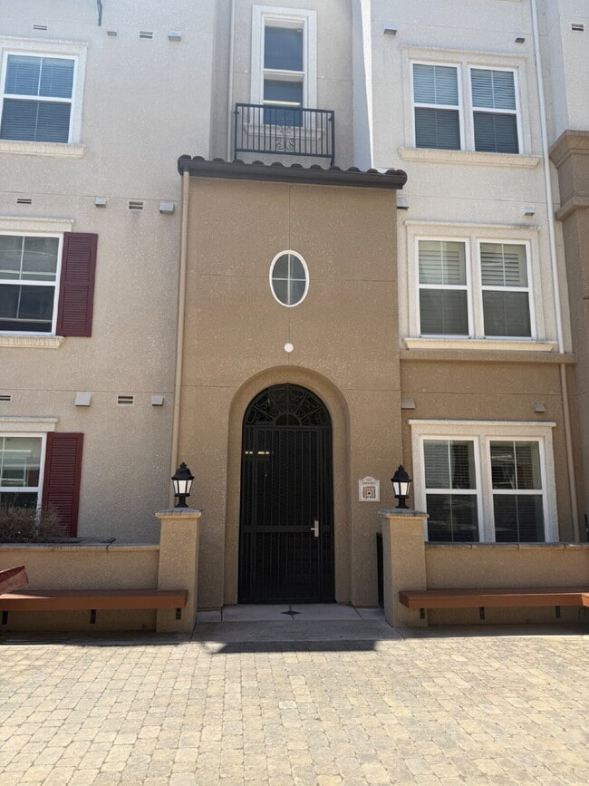 Building Photo - Stunning Upper-Level Luxury 2 Bed/2 Bath C...