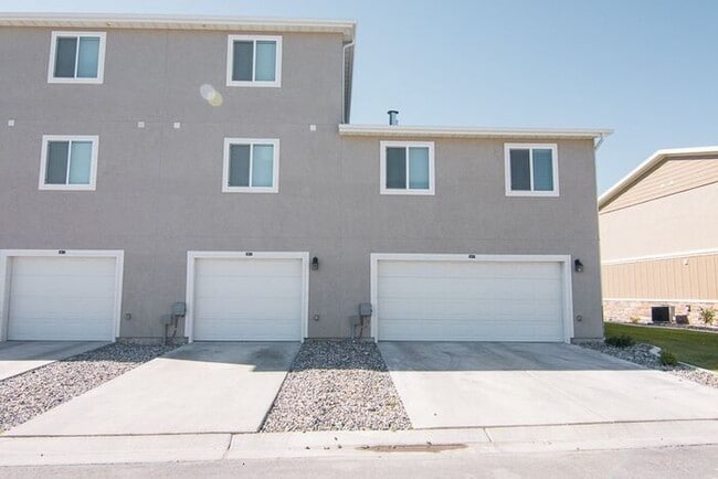 Building Photo - Beautiful Townhome at Waters Edge!