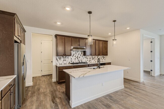 Foto del edificio - Beautiful two-story home with a walk-out finished basement is for the perfect family home