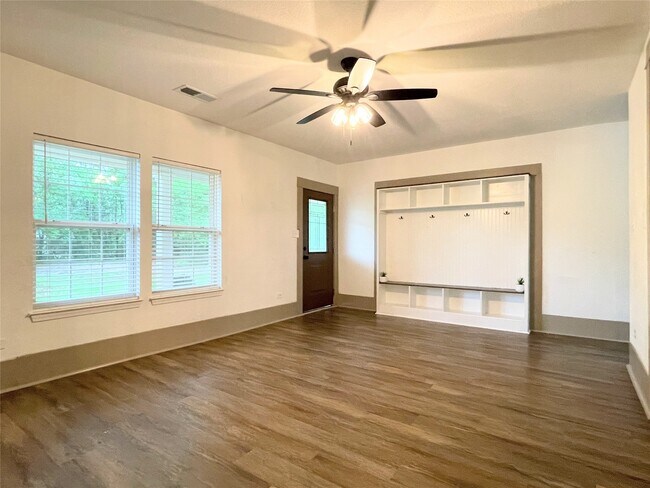 Building Photo - 210 Crescent Dr