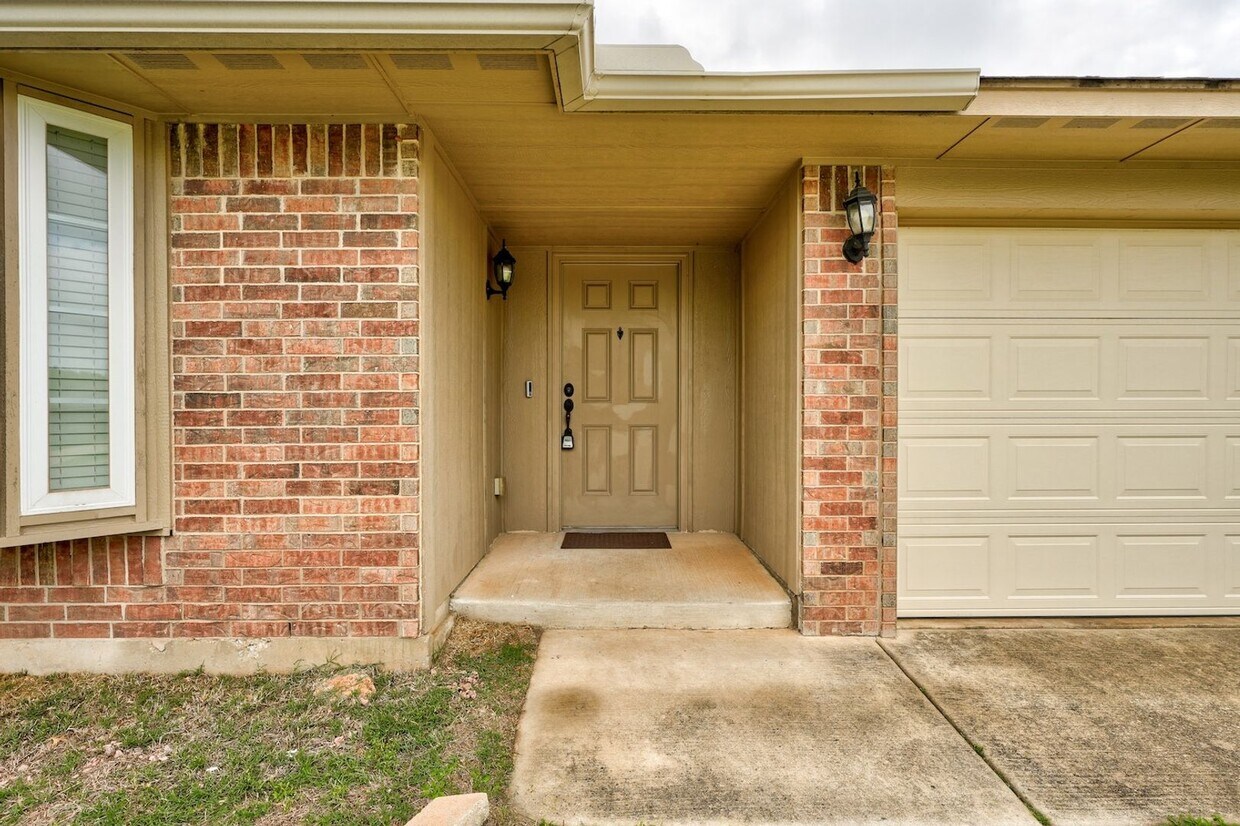 Foto principal - Comfort Meets Convenience | 3-Bedroom Home...