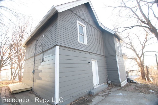 Building Photo - 4 br, 1 bath House - 616 E 6th St
