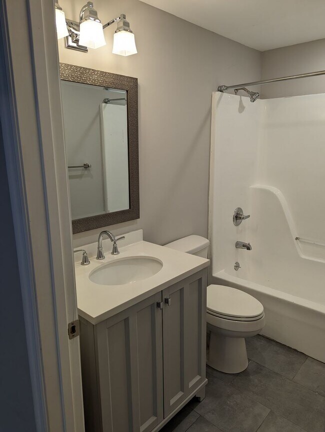 Building Photo - 3 Bedroom in Fort Sanders Duplex | Near UTK