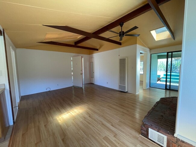 Building Photo - 10620 River Rd