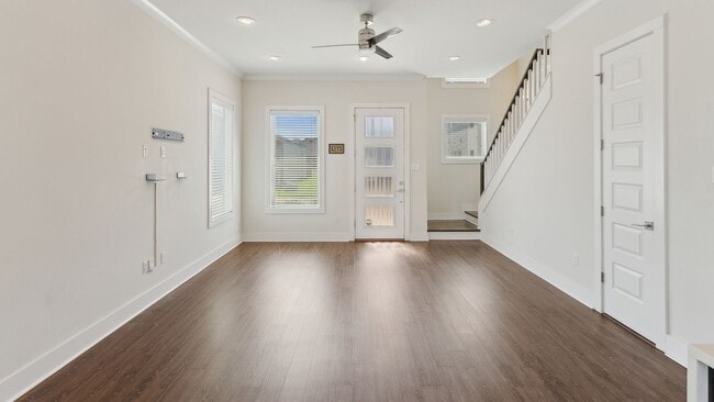 Building Photo - 3 Bedroom House Available NOW