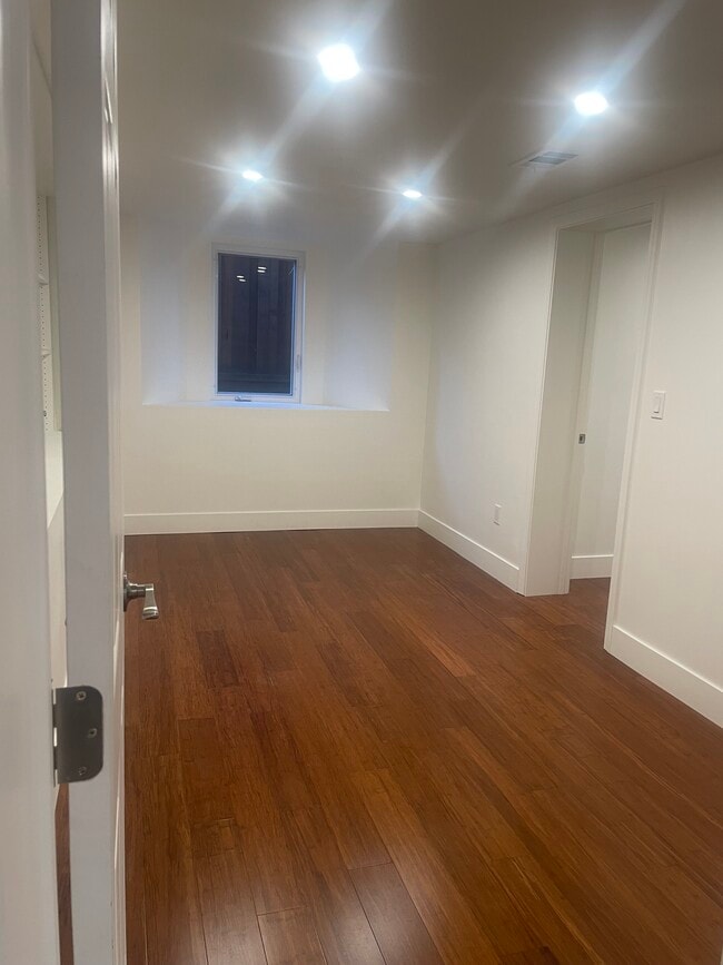 Building Photo - 1453 Hampel St