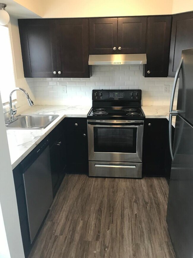 Foto del edificio - 245 Colonial Ave