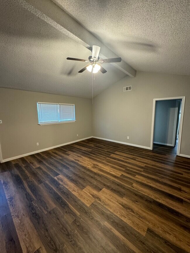 Foto del edificio - 723 Cherry Valley Dr