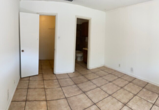 Master bedroom - 5713 LOCHMOOR