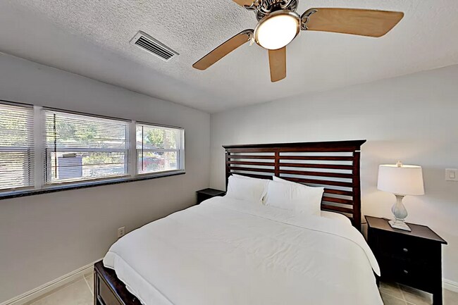 Building Photo - 366 26th Ave SE