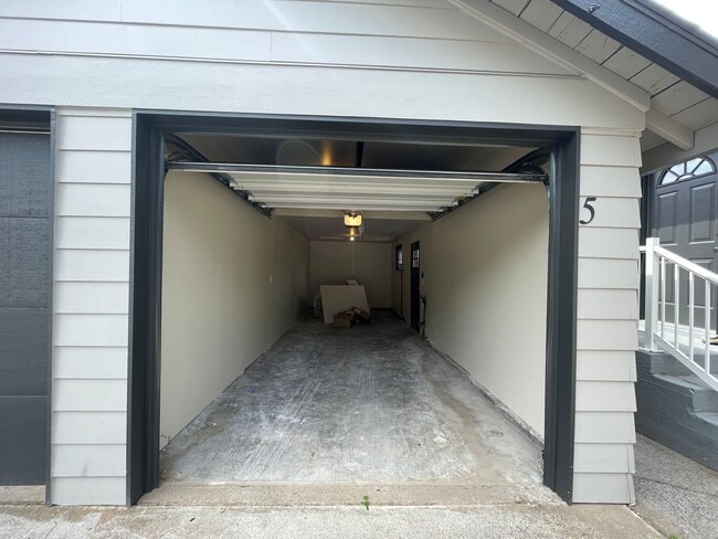 Building Photo - Modern Industrial Style Design 3Bd/1.5Ba w...