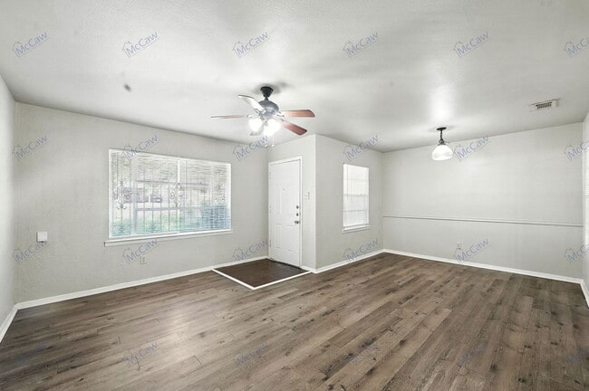 Foto del edificio - 425 Highcrest Dr