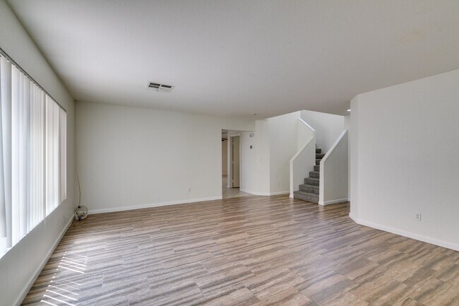 Foto del edificio - Spacious 4 Bedroom 2.5 Bathroom Home with Covered Patio & Large Backyard