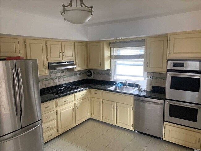 Building Photo - 155-42 Cohancy St